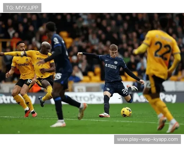 埃弗顿多米尼克连续对抗中保持强硬冲击力